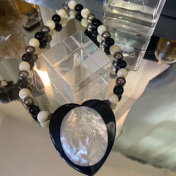 Vintage Black and White MOP Heart Necklace - Picture 4 of 8